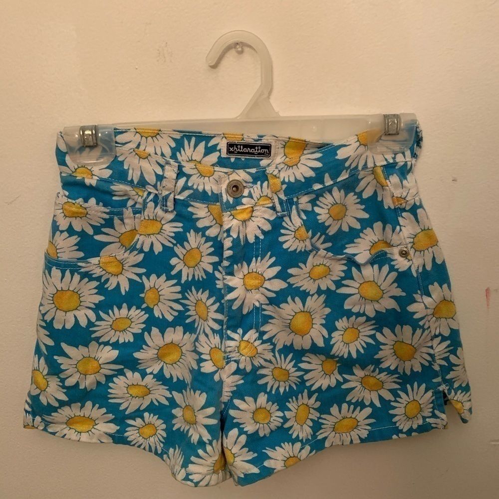 Exhilaration light blue and white daisy denim shorts